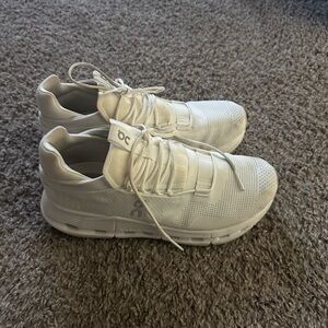 On- Cloud Women’s Size 9.5